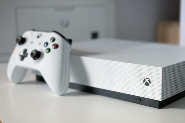 Xbox контролер към новите игри за 3-7 август 2026 с Mafia Gradius и Demon Slayer