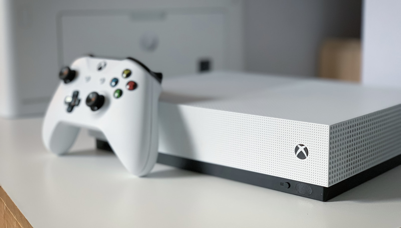 Xbox контролер към новите игри за 3-7 август 2026 с Mafia Gradius и Demon Slayer